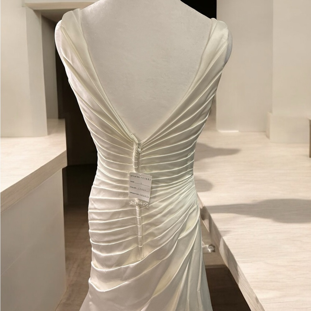 David's Bridal Cream Wedding Dress - Picture 3 of 16